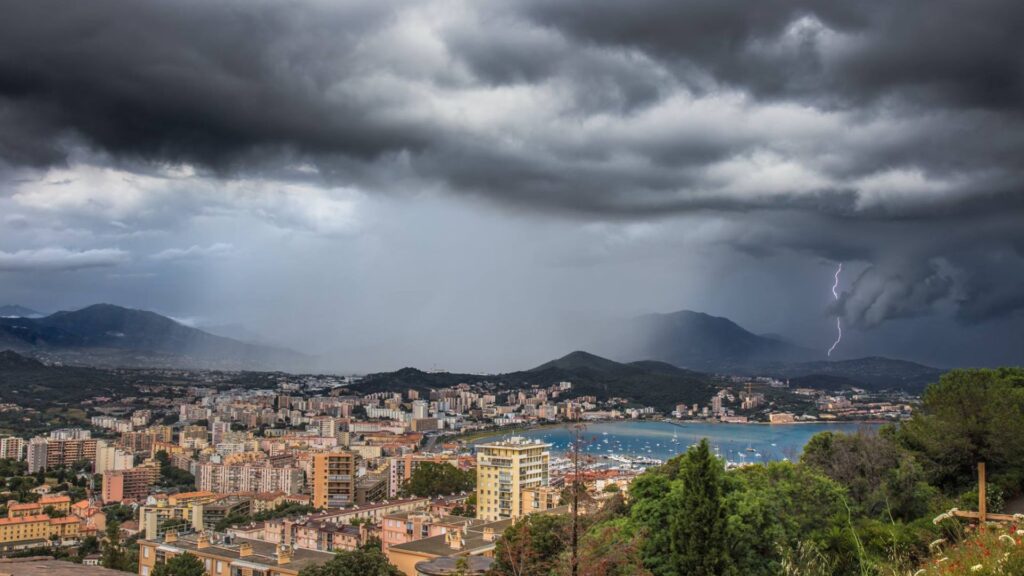 Ajaccio sous la pluie et orage - Photo Corse matin