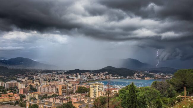 Ajaccio sous la pluie et orage - Photo Corse matin